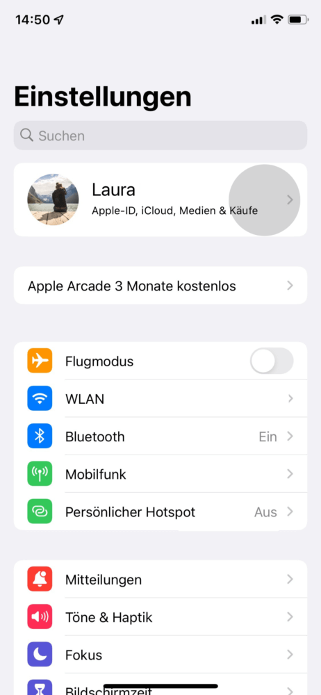 Öffne die Einstellungen und wähle oben deinen Namen aus